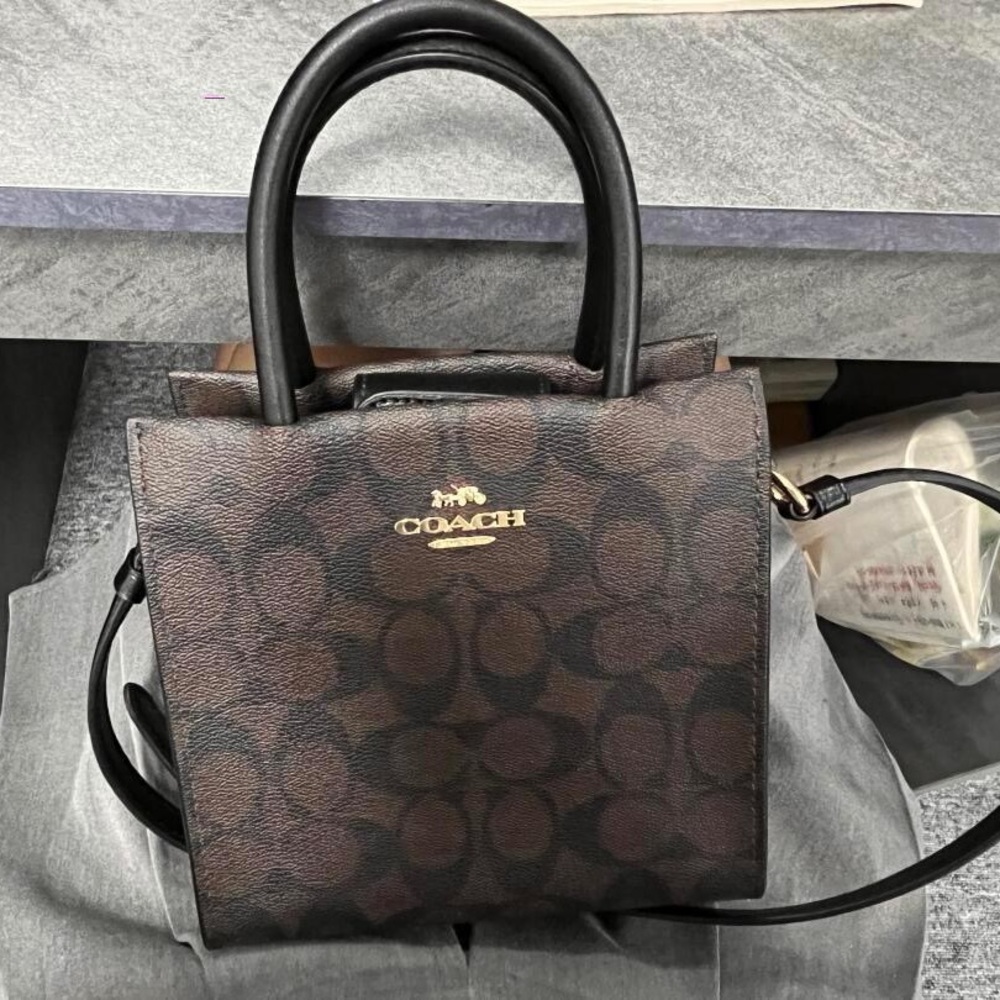 Elegant Unisex Coach Mini Cally Crossbody - Picture 6 of 6
